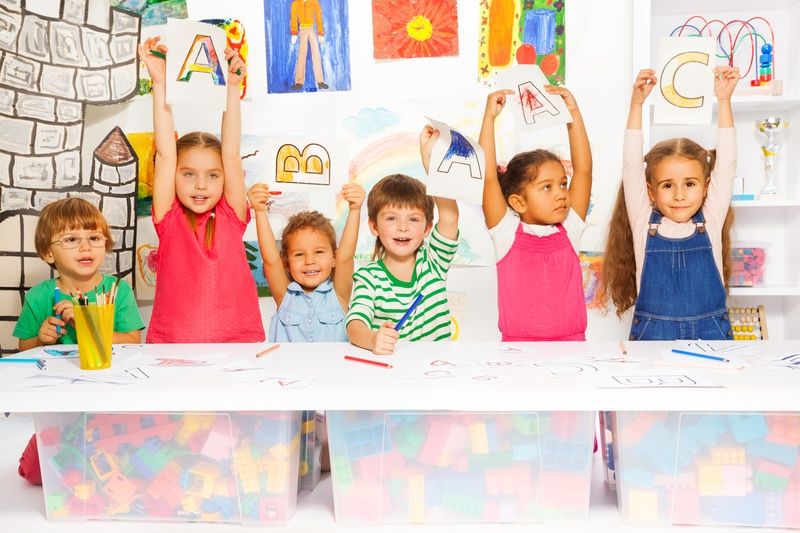 Enfants en activité scolaire